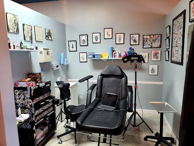 Broken Tarot Tattoo Parlour photo 4