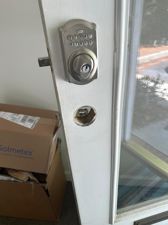 Dee Locksmith photo 2
