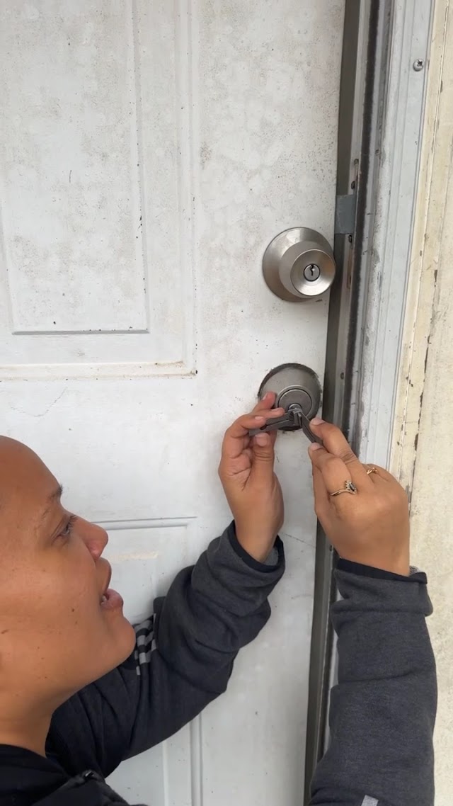 Dee Locksmith photo 3