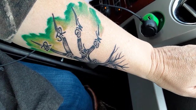 Hollywood's Tattoo - bemiss photo 3