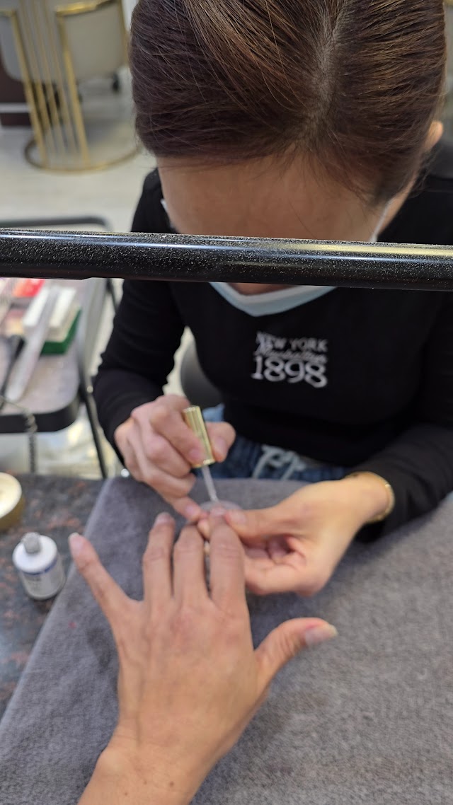 Polished nail bar photo 3