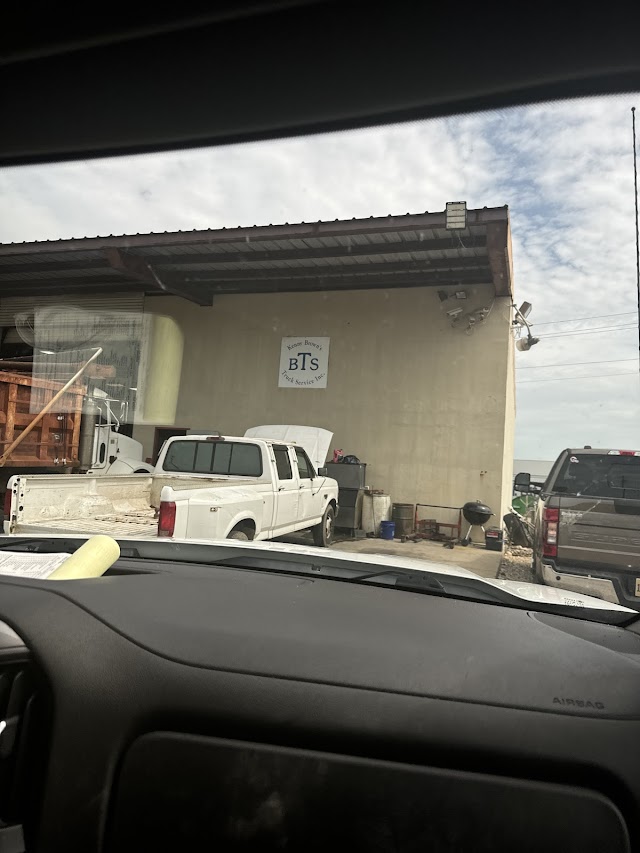 Twin Screw On-Site Truck Repair photo 3