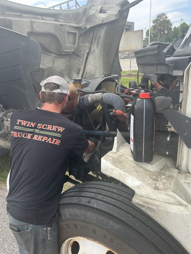 Twin Screw On-Site Truck Repair